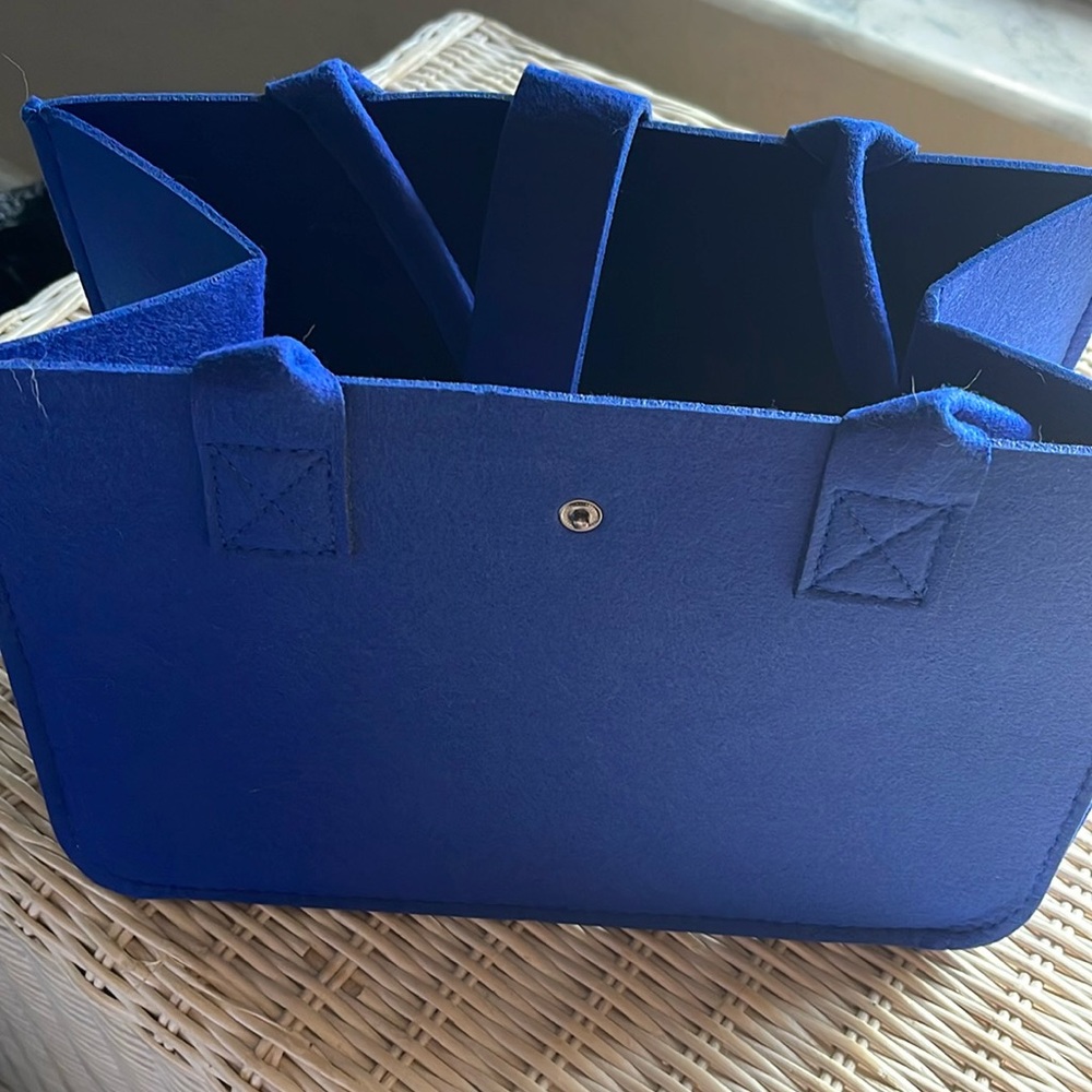 Dark blue small purse.   NWOT.  WOTH SNAP